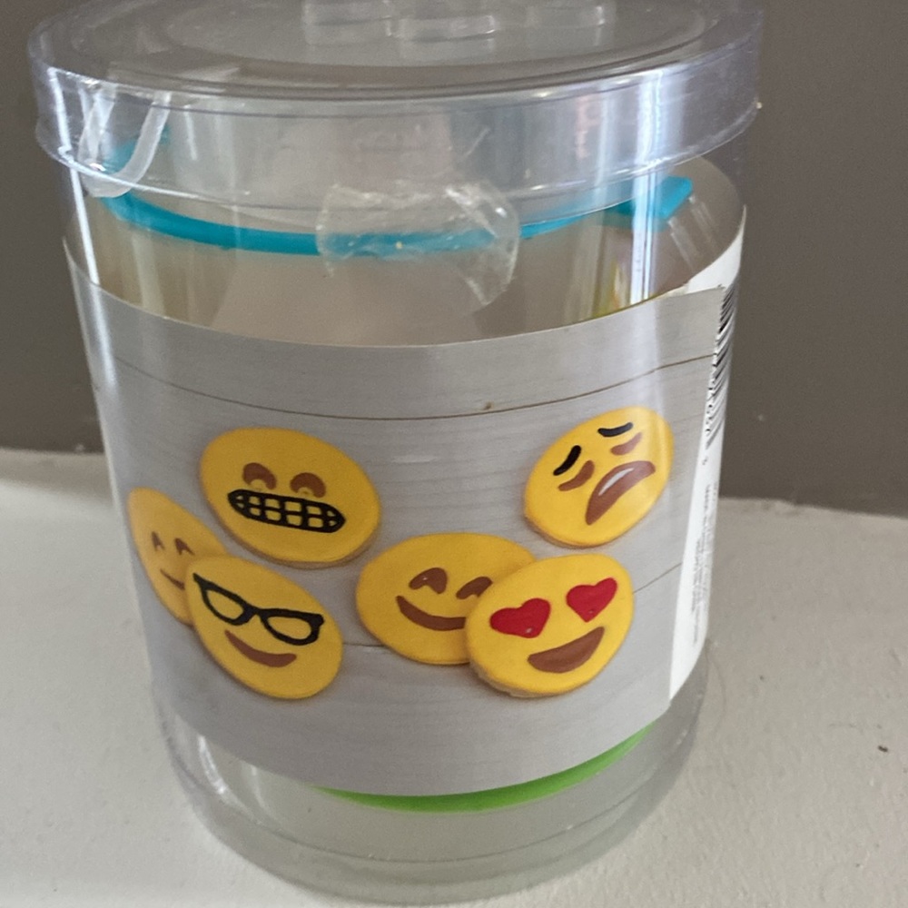 Emoji cookie cutter set